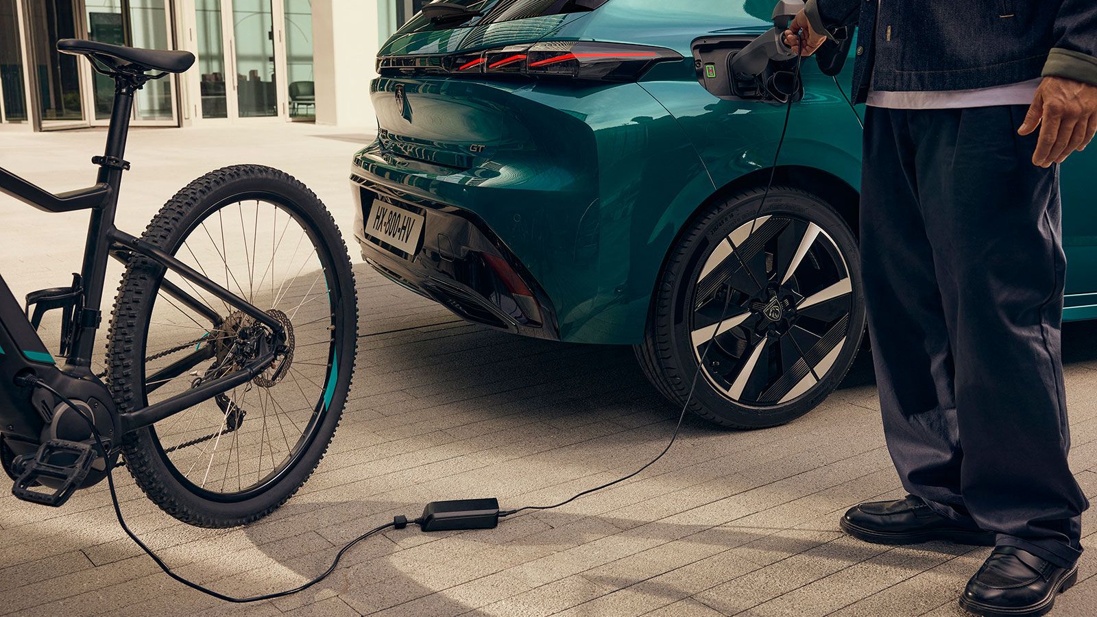 Peugeot E-308: Γιατί αξίζει αν θες ηλεκτρικό οικογενειακό